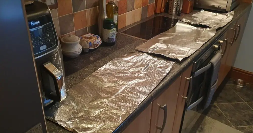 Does tin foil stop cats jumping on the kitchen counter?